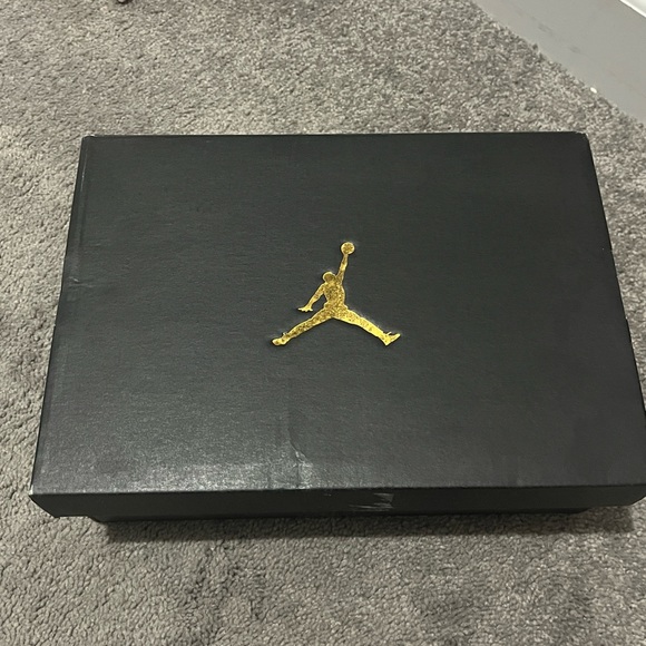 Size 6 Air Jordan’s - Picture 3 of 12